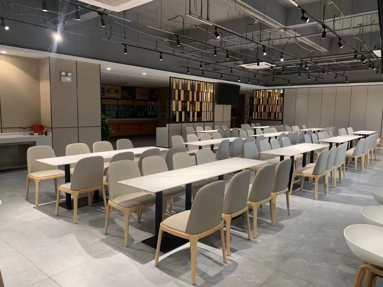 食堂家具与团体用餐场景